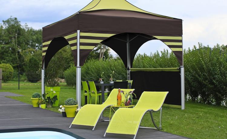 Tonnelle pliante dans un jardin